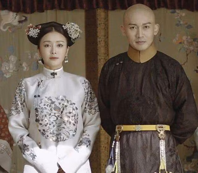 Lần chỉ hôn này của Ung Chính Đế có nghĩa rất quan trọng. Hoằng Lịch đã là người Ung Chính Đế chọn để kế vị nên người được Ung Chính Đế chỉ hôn cho Hoằng Lịch- vua Càn Long tương lại không chỉ là đích phúc tấn mà còn là quốc mẫu tương lai của Đại Thanh. Sau khi kết hôn, Hoằng Lịch và Phú Sát Thị sống rất hạnh phúc. Ảnh: Tạo hình vua Càn Long và hoàng hậu Phú Sát, nguồn: sogou.com. 