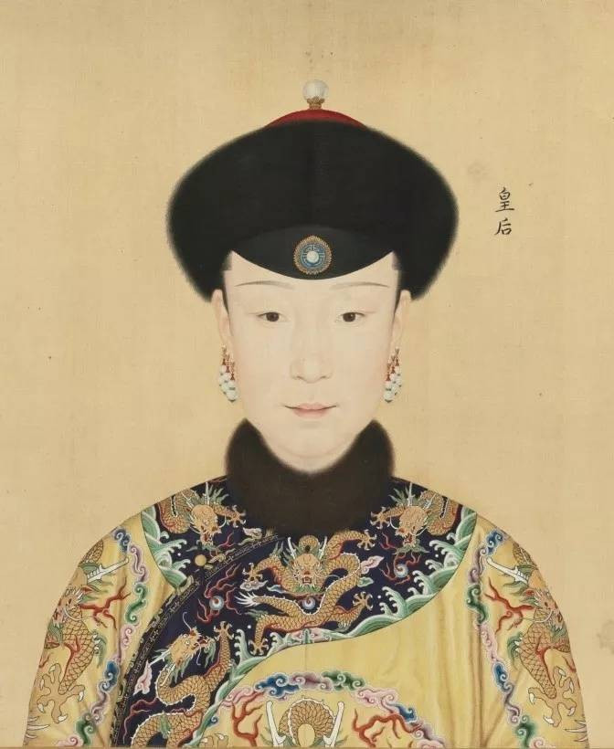 Hiếu Hiền Thuần Hoàng Hậu, Phú Sát Thị, sinh ra trong gia tộc Phú Sát, thuộc Mãn Châu Tương Hoàng Kỳ. Gia tộc Phú Sát là một gia tộc lớn, có tiếng nói trong triều đình. Ung Chính Đế thấy Phú Sát Phị diện mạo xinh đẹp, tính cách dịu hiền, mặc dù sinh ra trong gia tộc bề thế nhưng lại thích cuộc sống giản dị, tiết kiệm nên đã chỉ định hôn sự cho Hoằng Lịch và Phú Sát Thị. Ảnh: 116.com.cn.