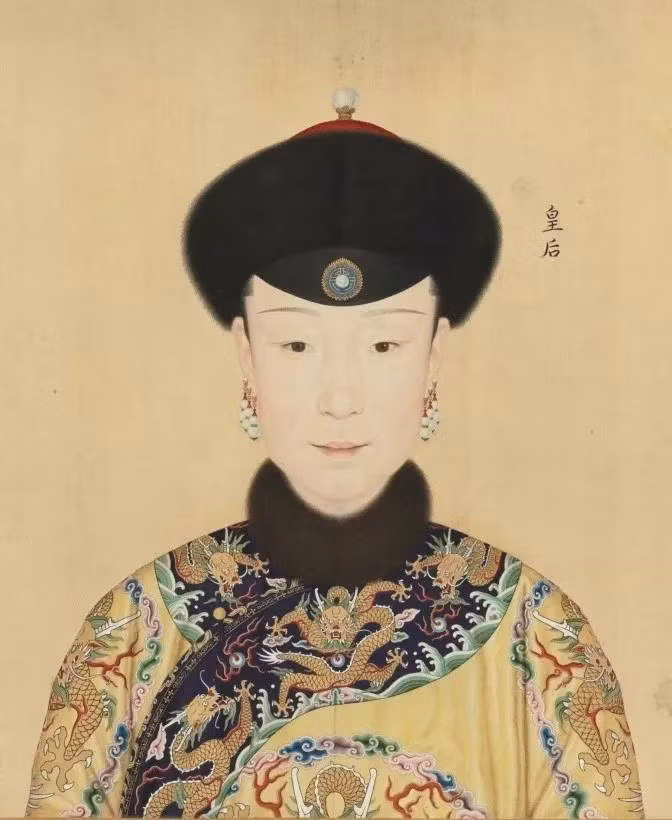 Hiếu Hiền Thuần Hoàng Hậu, Phú Sát Thị, sinh ra trong gia tộc Phú Sát, thuộc Mãn Châu Tương Hoàng Kỳ. Gia tộc Phú Sát là một gia tộc lớn, có tiếng nói trong triều đình. Ung Chính Đế thấy Phú Sát Phị diện mạo xinh đẹp, tính cách dịu hiền, mặc dù sinh ra trong gia tộc bề thế nhưng lại thích cuộc sống giản dị, tiết kiệm nên đã chỉ định hôn sự cho Hoằng Lịch và Phú Sát Thị. Ảnh: 116.com.cn.