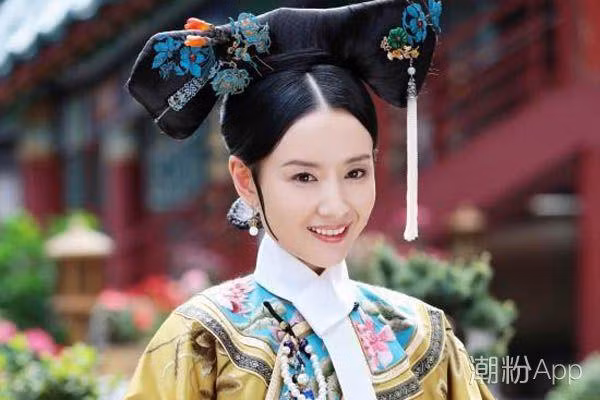 Như đã nói ở trên, Hoàng hậu sinh được tất cả bốn người con. Ngoài Hòa Kính công chúa được gả chồng tận Mông Cổ Khoa Nhĩ Thẩm xa xôi, ba người con còn lại của bà đều mất sớm. Từ lúc 16 tuổi kết hôn cùng Hoằng Lịch, ngay sau đó đã sinh liền ba con, con chưa đầy tháng đã qua đời khiến cho sức khỏe, tinh thần của Hoàng hậu sa sút và không được điều trị triệt để. Hình ảnh Phú Sát Hoàng hậu được tạo dựng trên phim. Nguồn: sxdaily.com.cn.