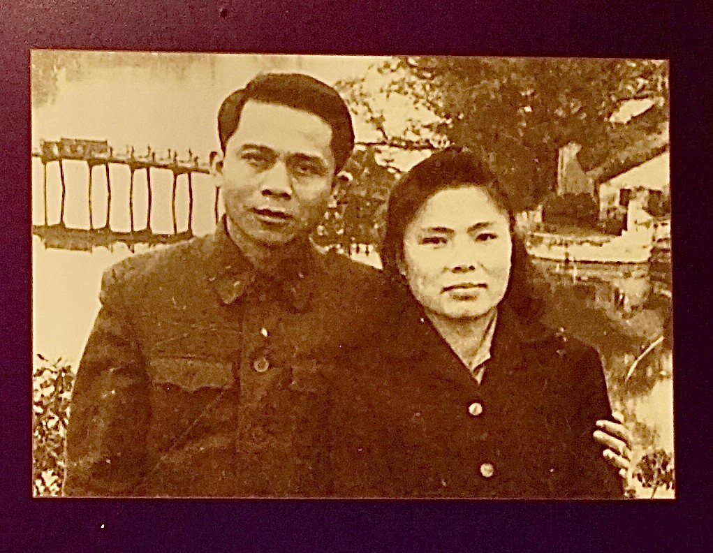 “Ba làm lễ ăn hỏi với mẹ trước khi đi chiến dịch Thượng Lào (1953) và khi trở về, ông hôn mẹ lần đầu. Ông tham gia chiến dịch Điện Biên Phủ với lòng tin thắng trận về cưới vợ”. Trích cuốn sách “Thư cho em” của Hoàng Nam Tiến.