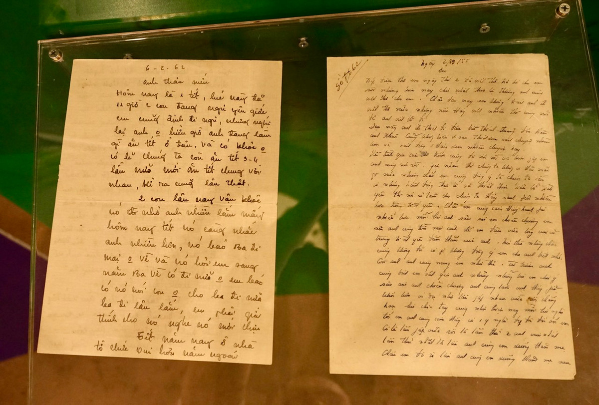 “Ngoài công tác chuyên môn ra, em đang học lớp duy vật biện chứng bảy tháng, có lẽ lúc anh gần về mới thi. Thứ Năm, Hai, Chủ nhật học văn hóa, thứ Ba, Sáu học chính trị…” - trích thư ngày 11/1/1961.