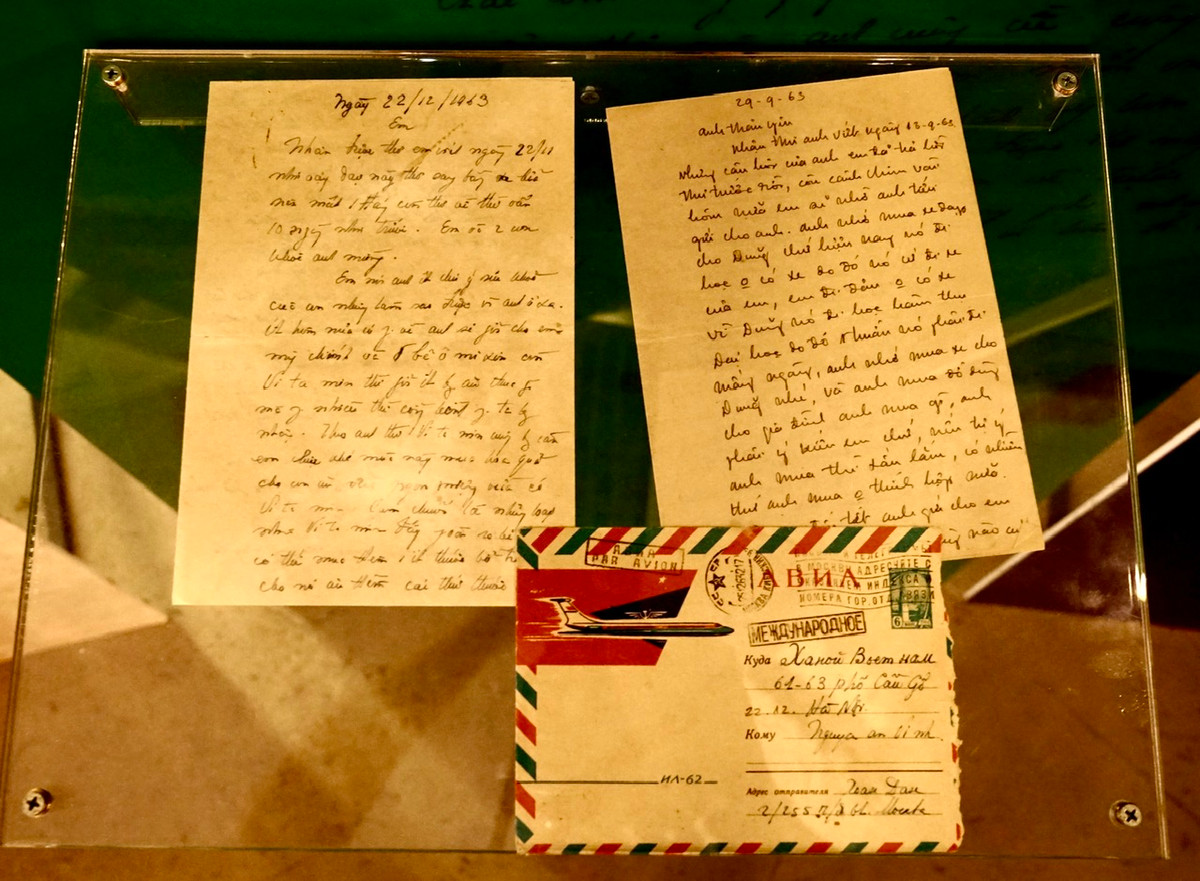 “Em cho con ăn thêm trứng sữa và hoa quả, cả em cũng thế nữa nhé. An cứ tiếp tục cho nó uống sữa cho thật đầy đủ sở thích của nó. Hàng tháng mua thêm cho con mấy lọ thuốc bổ trẻ con, nó thích cứ cho nó ăn. Còn em thì hàng tháng cứ một ít thuốc Bắc cứ uống không bệnh gì thì cũng bổ. Nếu thiếu tiền anh sẽ gửi thêm. Bên này anh thừa tháng nào cũng còn 200-300 rúp, anh chẳng dùng làm gì. Cốt em và con khỏe là anh mừng rồi.” – trích thư ngày 10/10/1960