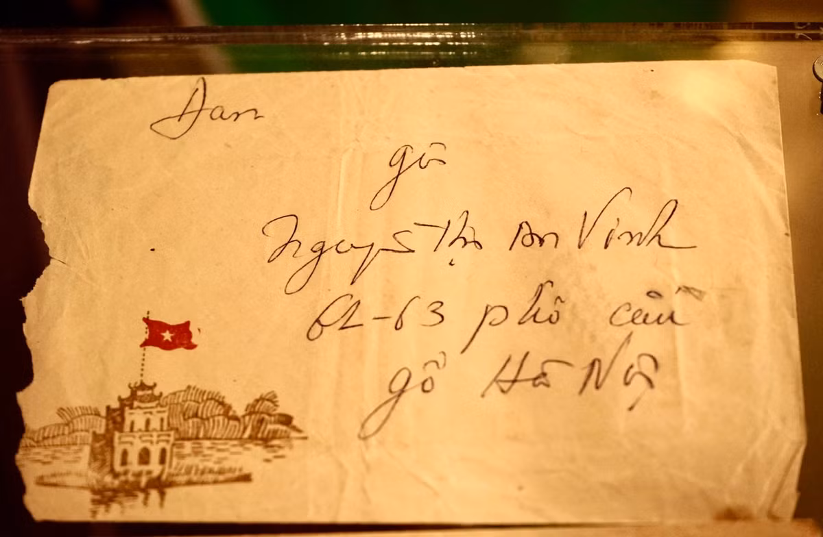 Thiếu tướng Hoàng Đan (1928-2003), Anh hùng lực lượng vũ trang Nhân dân là chiến tướng nổi tiếng trong quân đội Nhân dân Việt Nam. Ông có vợ là bà Nguyễn An Vinh (1933-2022), Đại biểu Quốc hội khóa IV, V. Hai người nên duyên vợ chồng vào một mùa thu năm 1954, sau chiến thắng Điện Biên Phủ (1954), xa nhau hơn 30 năm vì nhiệm vụ giải phóng dân tộc và cùng nhau đi đến những ngày cuối cùng của cuộc đời.