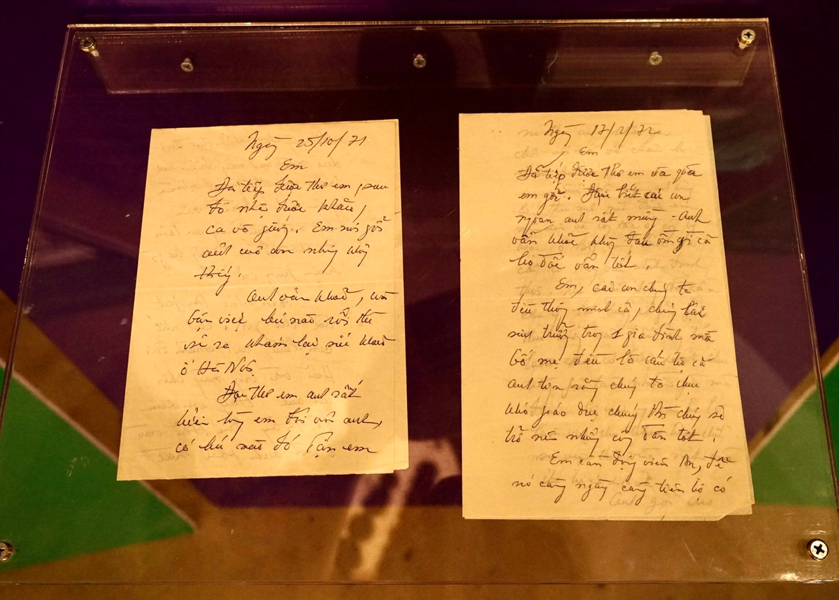 “Bé Nam Tiến chắc đã biết đi, không biết đã bắt đầu học nói chưa? Ở nhà không nên gọi nó là Hải vì đã đặt tên là Nam Tiến. Nếu trùng tên với người khác trong nhà thì cứ gọi chữ đầu là bé Nam cũng được, vì vào trong này anh cũng lấy bí danh là Nam. Gặp bé Nam chắc nó vui lắm, xa con nhớ các con lại càng nhớ bé Nam hơn, vì tuổi bắt đầu biết đi, bắt đầu gọi bập bẹ là vui nhất…” trích thư ngày 25/8/1970