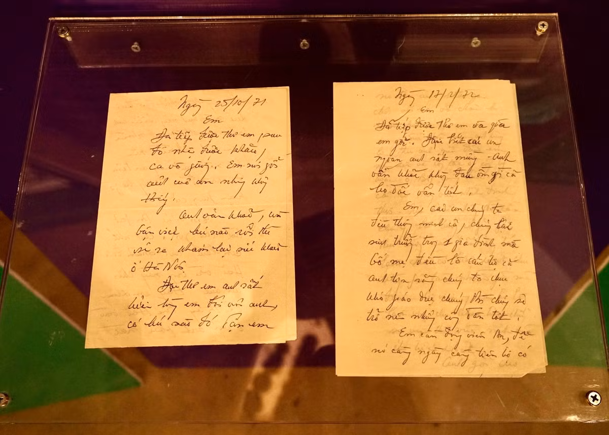 “Bé Nam Tiến chắc đã biết đi, không biết đã bắt đầu học nói chưa? Ở nhà không nên gọi nó là Hải vì đã đặt tên là Nam Tiến. Nếu trùng tên với người khác trong nhà thì cứ gọi chữ đầu là bé Nam cũng được, vì vào trong này anh cũng lấy bí danh là Nam. Gặp bé Nam chắc nó vui lắm, xa con nhớ các con lại càng nhớ bé Nam hơn, vì tuổi bắt đầu biết đi, bắt đầu gọi bập bẹ là vui nhất…” trích thư ngày 25/8/1970