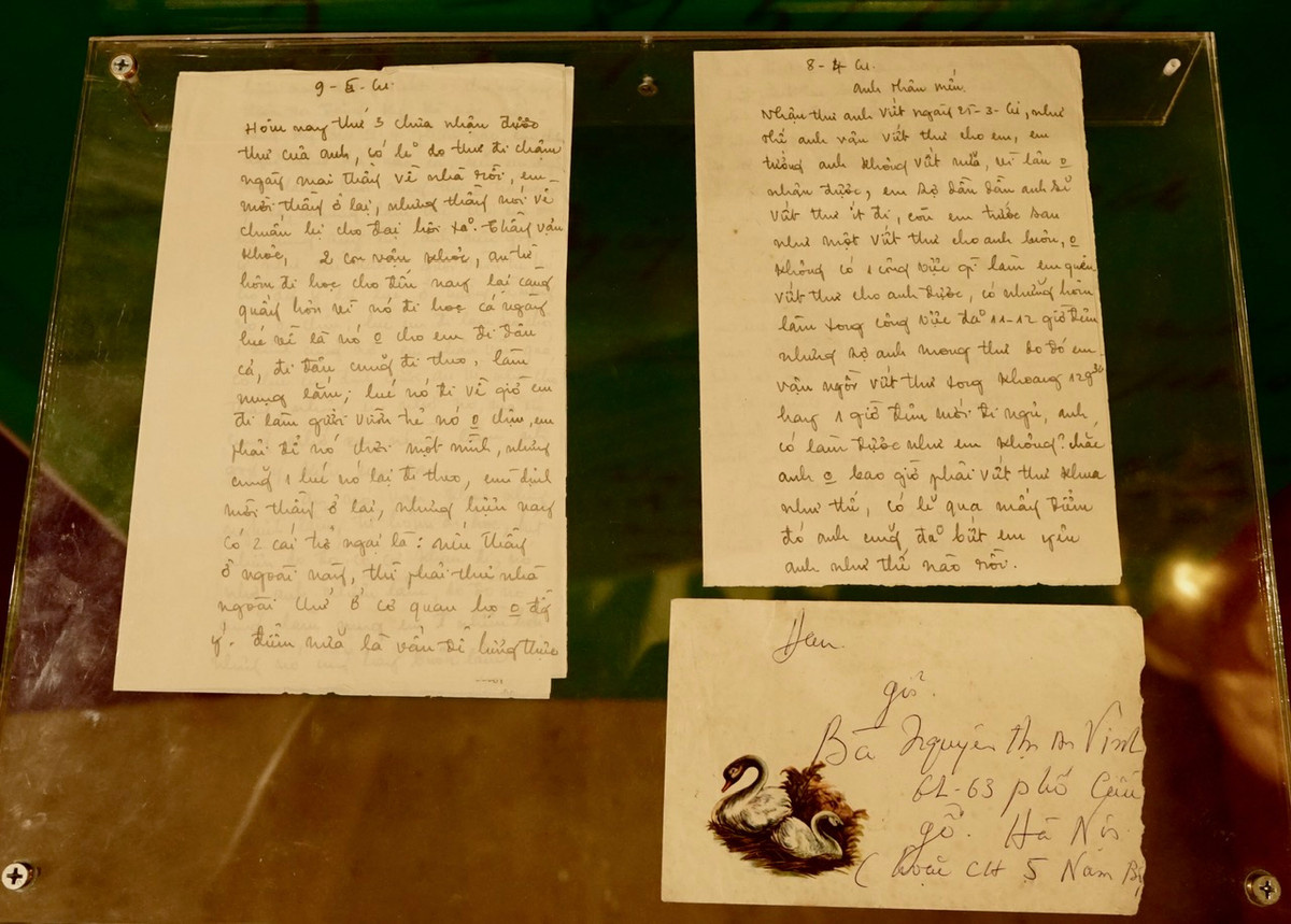 “…Vì vợ chồng, anh đòi hỏi một cái gì hơn. Anh thử nghĩ lại xem có khi nào anh đi về mệt nhọc không phải em cho ăn thật ngon, mà là anh, hôn anh, vuốt ve và âu yếm anh. Có , nhưng vẫn ít. Anh thích hôn em, nhưng anh lại thích hơn nếu em hôn anh trước”. - trích thư ngày 20/6/1963