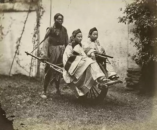 Hai phu nhân quý tộc Mãn Châu ngồi trên xe kéo dạo phố. Ảnh: sina.com.