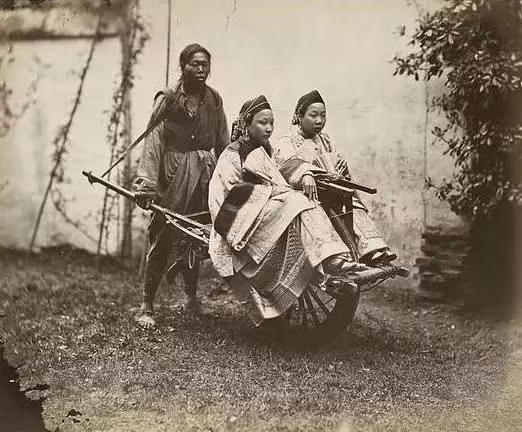 Hai phu nhân quý tộc Mãn Châu ngồi trên xe kéo dạo phố. Ảnh: sina.com.