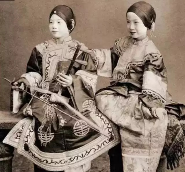 Hai ca kỹ xinh đẹp trong kỹ viện. Ảnh: sina.com. 