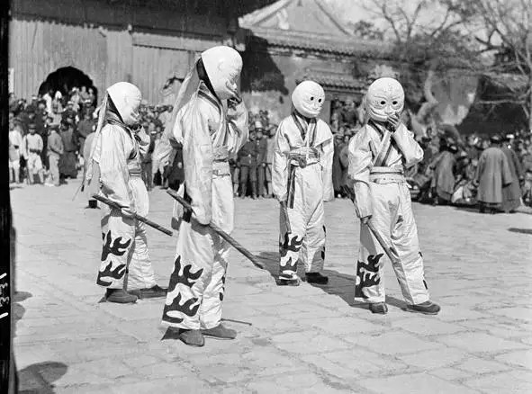 Điệu múa đuổi quỷ trong một lễ hội truyền thống. Ảnh: sina.com.