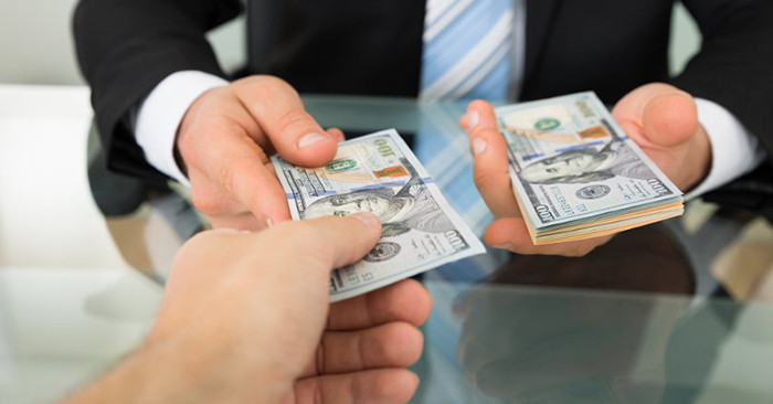 2. Ngoài ra, buổi sáng sớm vào dịp năm mới cũng không nên vay mượn tiền của người khác. Sáng sớm đi vay tiền người khác sẽ khiến cho người bị hỏi vay cảm thấy khó chịu, không vui, thậm chí là tức giận. Đặc biệt vào ngày mùng 1, mùng 2 tết âm lịch đầu năm mà bị vay tiền đồng nghĩa với việc tài vận cả năm sẽ đi xuống, tài chính cả năm sẽ khó khăn. Ảnh: Dkn.tv.