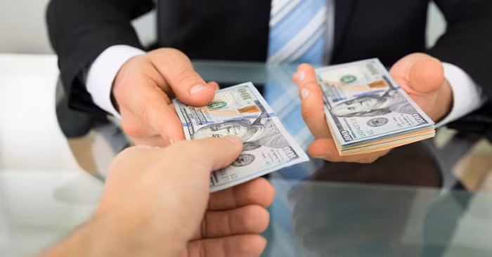 2. Ngoài ra, buổi sáng sớm vào dịp năm mới cũng không nên vay mượn tiền của người khác. Sáng sớm đi vay tiền người khác sẽ khiến cho người bị hỏi vay cảm thấy khó chịu, không vui, thậm chí là tức giận. Đặc biệt vào ngày mùng 1, mùng 2 tết âm lịch đầu năm mà bị vay tiền đồng nghĩa với việc tài vận cả năm sẽ đi xuống, tài chính cả năm sẽ khó khăn. Ảnh: Dkn.tv.