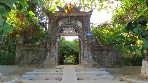 Lối vào nhà là một cổng vòm nhỏ được xây hoàn toàn bằng gạch vôi vữa mang dáng vẻ khiêm nhường.