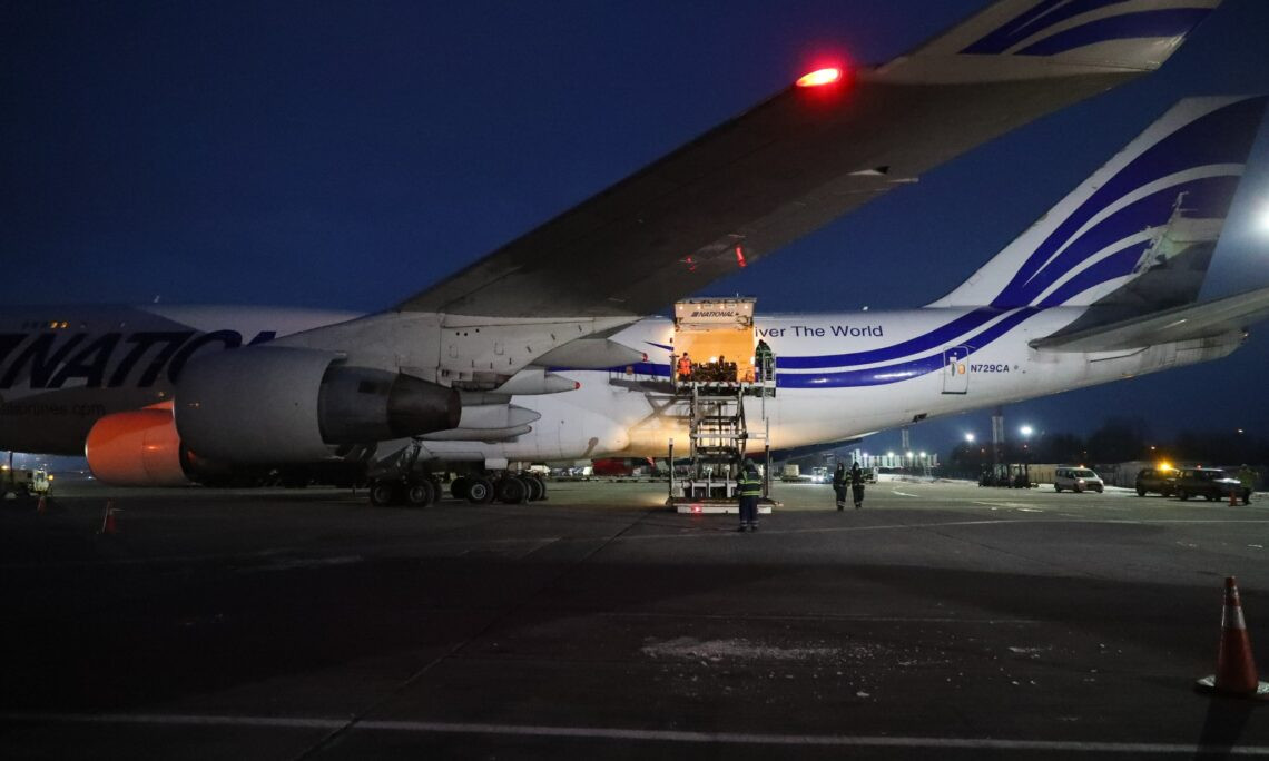 Tốc độ của các chuyến bay này cũng nói lên điều đó. Việc tổ chức 8 chuyến bay xuyên Đại Tây Dương trong một tuần đòi hỏi phải có kế hoạch tỉ mỉ. Ảnh: @U.S. Embassy in Ukraine. 