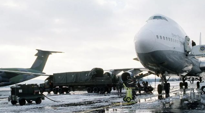 Trong trường hợp này, Lầu Năm Góc quyết định khai thác máy bay Boeing 747, do các nhà thầu dân sự như Atlas Air hoặc Kalitta Air điều hành theo chương trình Civil Reserve Air Fleet, để đáp ứng tốc độ và quy mô hậu cần lớn, mà các đội bay do quân đội Mỹ sở hữu có thể không đáp ứng được. Ảnh: @Mike Fuchslocher / Shutterstock.