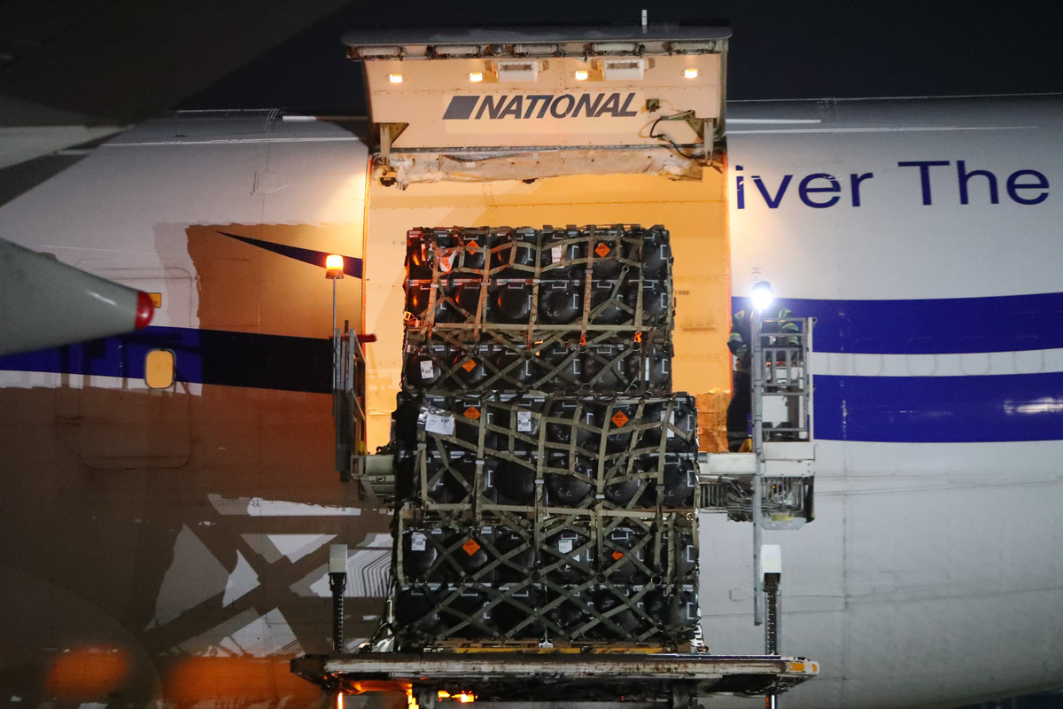 Không giống như các máy bay vận tải quân sự chuyên dụng như C-5 Galaxy hay C-17 Globemaster III, được chế tạo chuyên dành cho vận tải hàng không chiến thuật, Boeing 747 có thể chứa và vận chuyển khối lượng hàng hóa cực lớn, cả luôn những thiết bị quân sự quá khổ, mà các máy bay nhỏ hơn không thể vận chuyển được. Ảnh: @U.S. Embassy Kyiv.