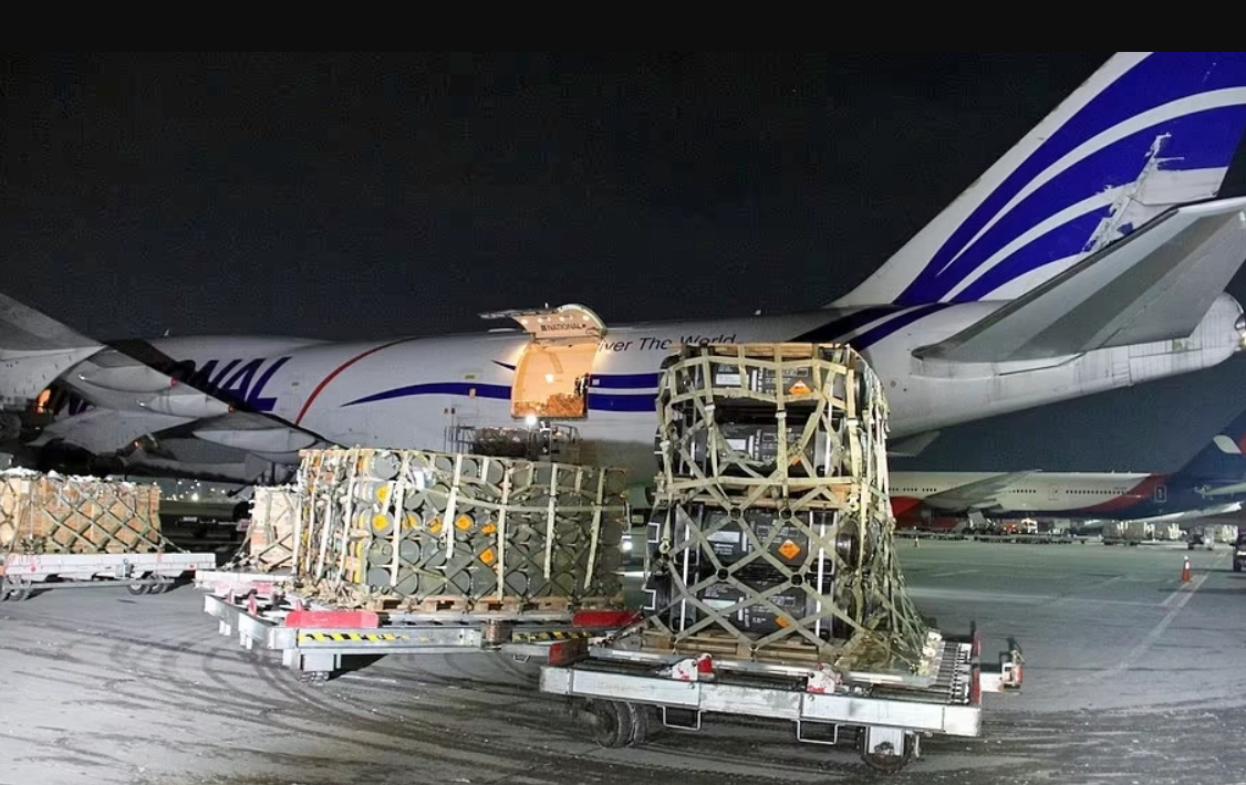 Trong lần tiếp tế hậu cần quy mô khủng này, Mỹ đã chọn máy bay Boeing 747, một máy bay phản lực khổng lồ thương mại đã được điều chỉnh để sử dụng cho mục đích quân sự. Ảnh: @Ukraine Ministry of Defense.