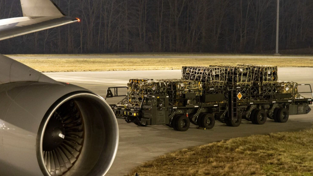 Boeing 747 có thiết kế bốn động cơ, khoang máy bay cực lớn cho phép nó có thể vận chuyển mọi thứ, từ xe bọc thép đến pallet đạn dược ở những khoảng cách xa mà không cần tiếp nhiên liệu. Ảnh: @U.S. Air Force/Roland Balik.