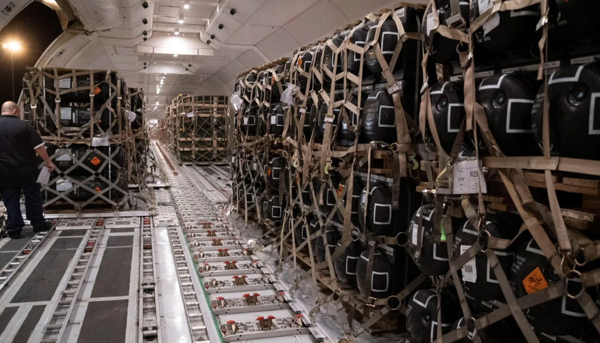 Được phát triển ban đầu vào cuối những năm 1960 cho mục đích hàng không thương mại, máy bay Boeing 747 có khả năng tải trọng lên tới 140 tấn, phạm vi hoạt động vượt quá 11.265 km, tùy thuộc vào các biến thể. Ảnh: @Không quân Hoa Kỳ/Trung sĩ Mario Gomez.