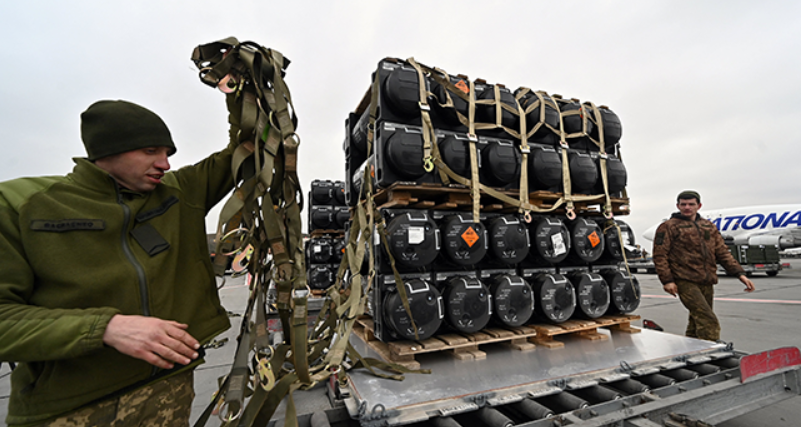 Nào là phải bảo vệ máy bay, chất lượng hàng hóa, điều phối đường bay, đảm bảo hạ cánh an toàn tại một trung tâm tiền phương như Sân bay Rzeszów-Jasionka ở Ba Lan (cửa ngõ chính để viện trợ của phương Tây vào Ukraine). Tuy nhiên, câu hỏi đặt ra là điều gì thúc đẩy sự gia tăng hậu cần đột ngột này? Ảnh: @Sergei SUPINSKY.