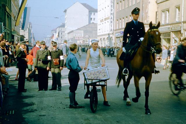 Quang cảnh đường phố Munchen 1955. Munchen là thành phố lớn thứ ba của nước Đức chỉ sau Berlin và Hamburg. Ảnh: sina.com.cn.