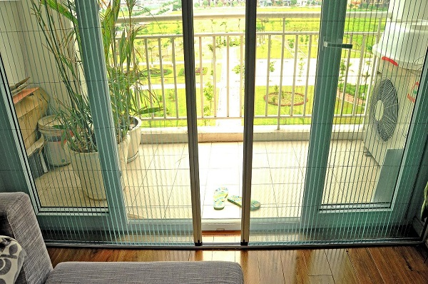 .TS. Bùi Công Hiển cho rằng, cách tốt nhất để phòng trừ muỗi là vệ sinh môi trường, nhà cửa sạch sẽ, thoáng mát, thường xuyên kiểm tra và làm sạch nguồn nước có bọ gậy, loăng quăng. Trong nhà nên sử dụng vợt và đèn giết muỗi đang thịnh hành trên thị trường. Đi ngủ nên mắc màn. Cửa ra vào và cửa sổ nên có lưới ngăn muỗi. Chum vại hay bể chứa nước nên thả cá để chúng ăn bọ gậy.