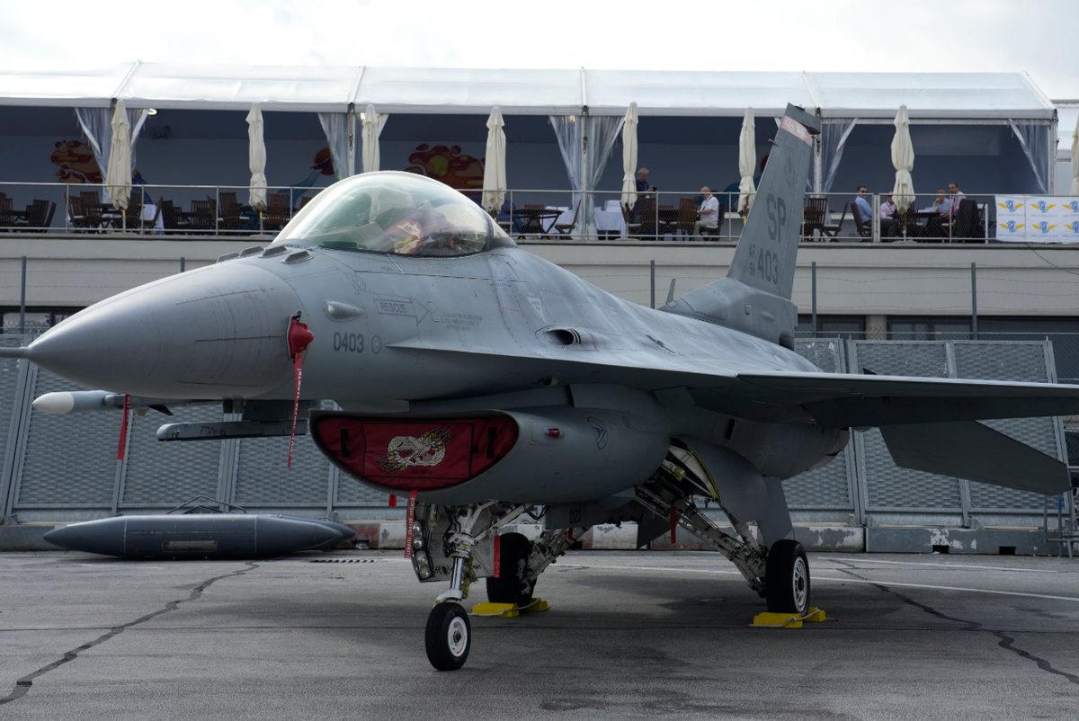Khung máy bay nhẹ, được trang bị động cơ phản lực cánh quạt Pratt & Whitney F100 hoặc General Electric F110, cho phép phương tiện quân sự này đạt tốc độ tối đa Mach 2 (tương đương 2.400 km/h) và bán kính chiến đấu vượt quá 547 km. Ảnh: @Defense News.