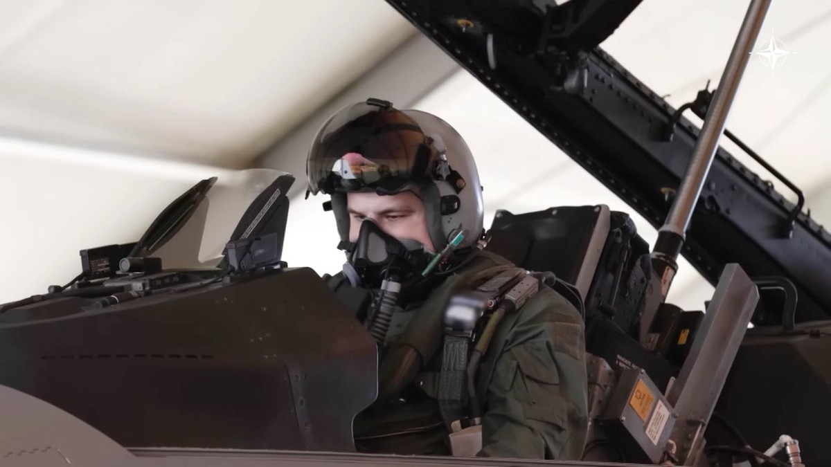 Đồng thời, Chính phủ Mỹ, cùng các nhà thầu chính, bao gồm Lockheed Martin Aeronautics, Pratt & Whitney, BAE Systems, AAR Corporation, Valiant Integrated Services, Top Aces Corporation, Snap-on Inc và Comsetra, LLC, sẽ đóng vai trò quan trọng trong việc cung cấp thiết bị và dịch vụ, cung cấp chuyên môn của họ trong việc giúp duy trì chất lượng phi đội F-16 của Ukraine, cũng như đảm bảo hỗ trợ các công tác hậu cần và kỹ thuật khác. Ảnh: @CNN.
