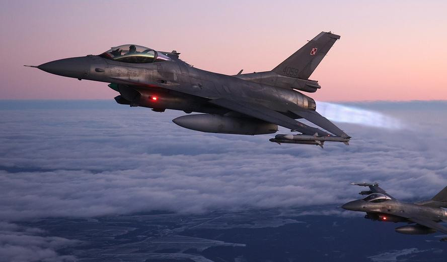 Máy bay F-16 của Ukraine (chủ yếu là các biến thể Block 15 và Block 20 Mid-Life Update (MLU) do các đồng minh Châu Âu cung cấp), có hệ thống điện tử hàng không tiên tiến, và các thiết bị ngắm mục tiêu như Litening hoặc Sniper, cho phép tấn công chính xác và F-16 cũng tích hợp với vũ khí hiện đại theo tiêu chuẩn NATO. Ảnh: @RAND.