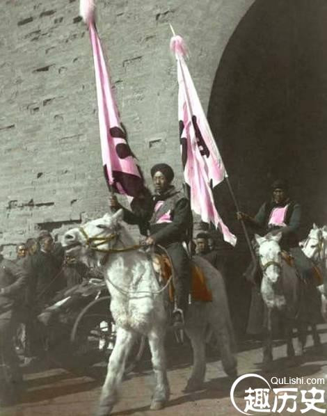 Binh lính Trung Quốc cưỡi ngựa đi ra khỏi thành. Ảnh:qulishi.com. 