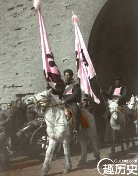 Binh lính Trung Quốc cưỡi ngựa đi ra khỏi thành. Ảnh:qulishi.com. 