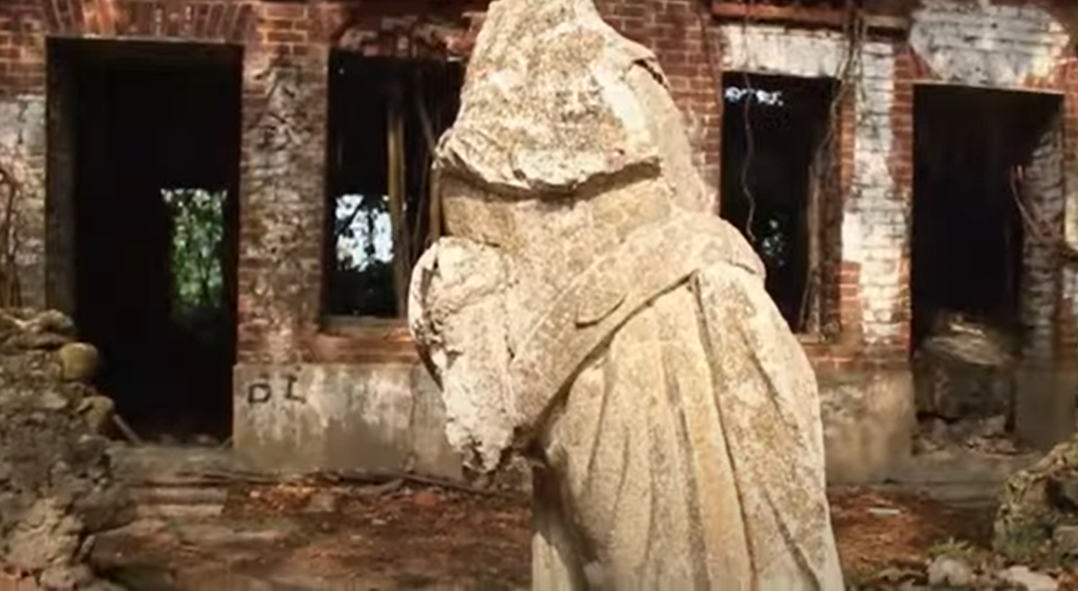 Họ là những thương gia được kính trọng và là những chủ đất nổi tiếng thời bấy giờ. Tuy nhiên, danh tiếng của ngôi biệt thự cuối cùng trở thành một trong những địa điểm ma ám khét tiếng nhất Đài Loan. Ảnh: @Camien Visual Arts. 