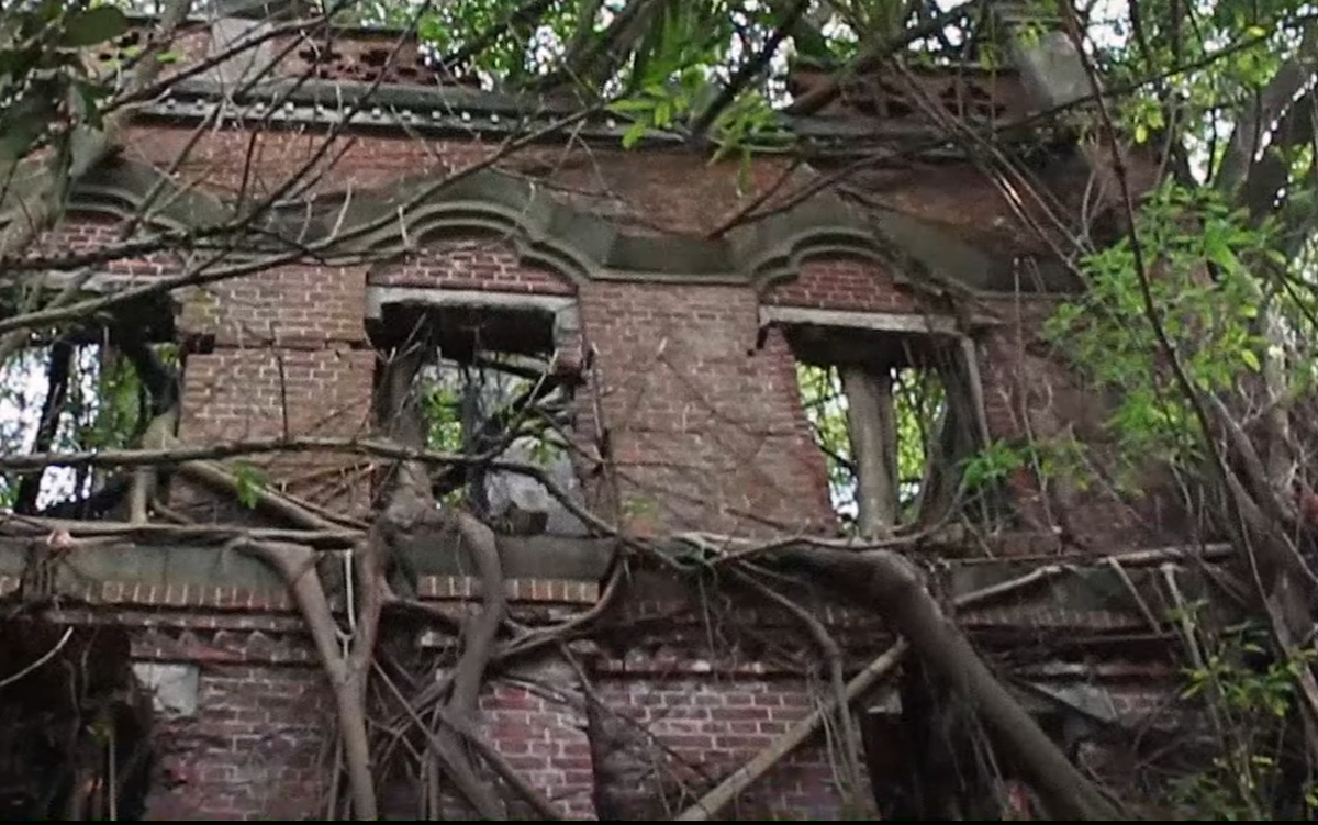 Có du khách kể lại rằng, họ nghe thấy tiếng thì thầm, chứng kiến những hình ảnh siêu nhiên và trải qua cảm giác bất an tột độ. Một số ít thậm chí còn mô tả cảm giác như bị bàn tay vô hình chạm vào. Ảnh: @Camien Visual Arts.