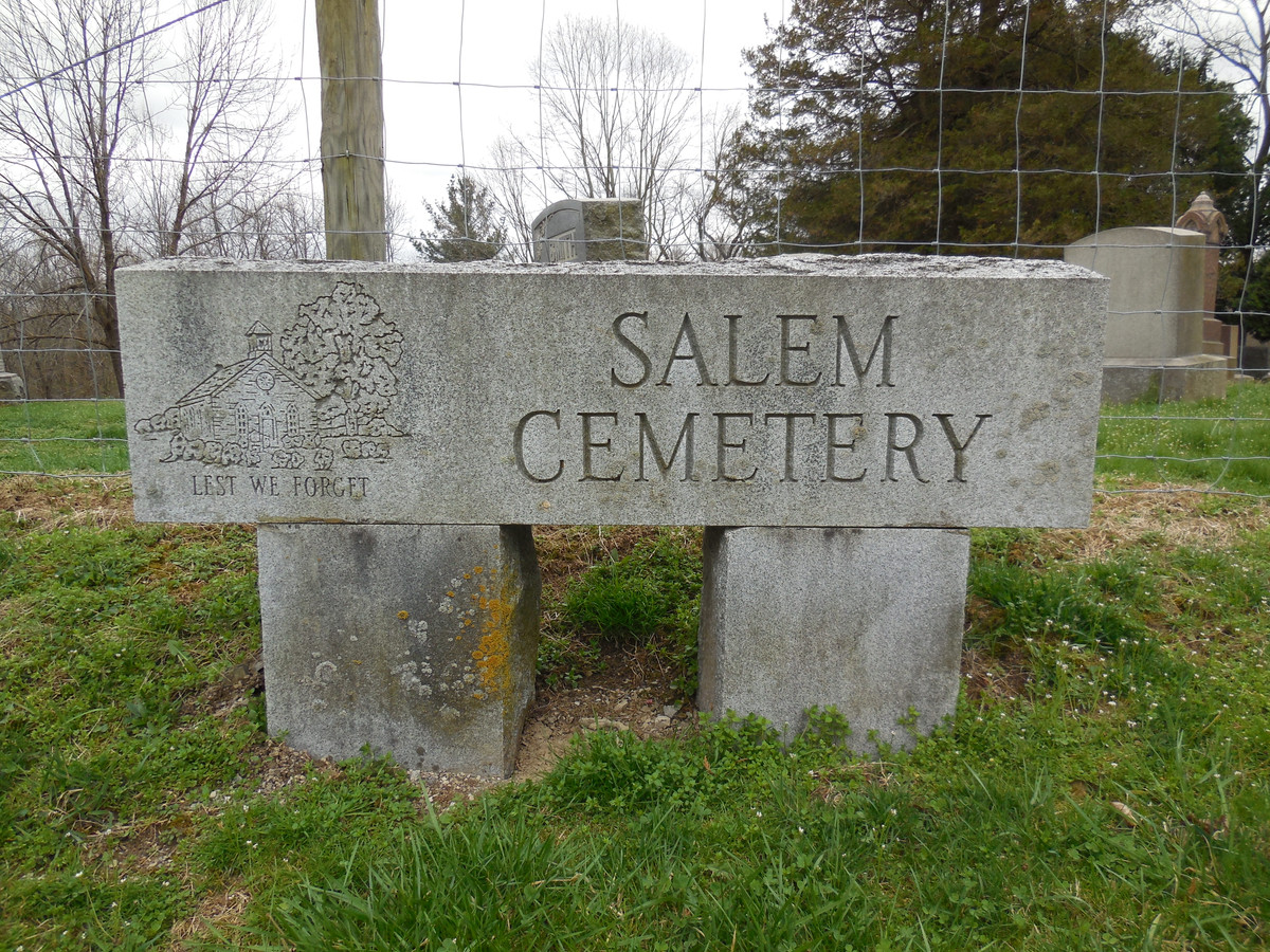 Có vô số báo cáo về hiện tượng huyền bí đã được ghi lại tại Nghĩa trang Salem. Nhiều người đến nơi này bị lạnh người không lý do, xuất hiện các ánh sáng nhấp nháy và cảm giác như bị ai đó đang theo dõi sau lưng. Một số thậm chí còn tuyên bố, họ đã chụp được những hình ảnh ma quái trong các bức ảnh của họ. Ảnh: @Ohio Ghost Town Exploration Co. 