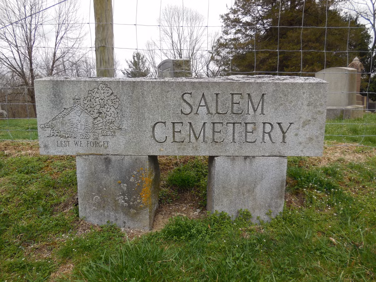 Có vô số báo cáo về hiện tượng huyền bí đã được ghi lại tại Nghĩa trang Salem. Nhiều người đến nơi này bị lạnh người không lý do, xuất hiện các ánh sáng nhấp nháy và cảm giác như bị ai đó đang theo dõi sau lưng. Một số thậm chí còn tuyên bố, họ đã chụp được những hình ảnh ma quái trong các bức ảnh của họ. Ảnh: @Ohio Ghost Town Exploration Co. 