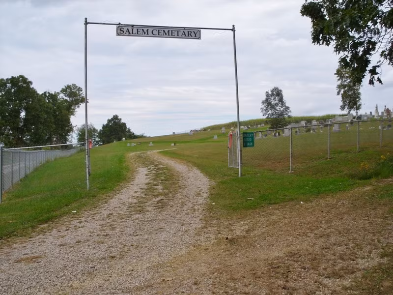 Nghĩa trang Salem ở Hendrysberg, Ohio, từ lâu đã nổi tiếng là một địa điểm ẩn chứa những câu chuyện kỳ lạ và những cuộc chạm trán ma quái. Theo truyền thuyết, Nghĩa trang Salem bị ám ảnh bởi những linh hồn bất an của những người được chôn cất tại đây, họ từng bị mất trong những hoàn cảnh bi thảm. Ảnh: @Find a Grave.