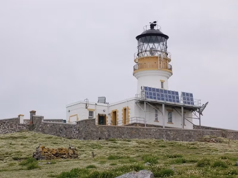 Ngọn hải đăng Flannan Isles ngập tràn những câu chuyện rùng rợn. Năm 1900, thuyền trưởng James Harvey, Joseph Moore và William McArthur là những người trông coi ngọn hải đăng Quần đảo Flannan, và họ đã biến mất không dấu vết. Ảnh: @Wikipedia.