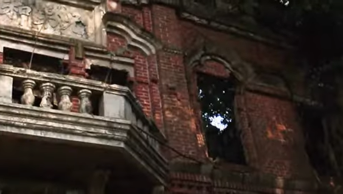 Truyền thuyết kể rằng, dinh thự bị ám bởi những linh hồn đau khổ thuộc dòng tộc gia đình Lui, cái chết bất ngờ của họ vẫn còn là một bí ẩn. Một số người tin rằng, những hồn ma này đang tìm cách trả thù những ai đã hại chết họ trong quá khứ. Ảnh: @Camien Visual Arts.