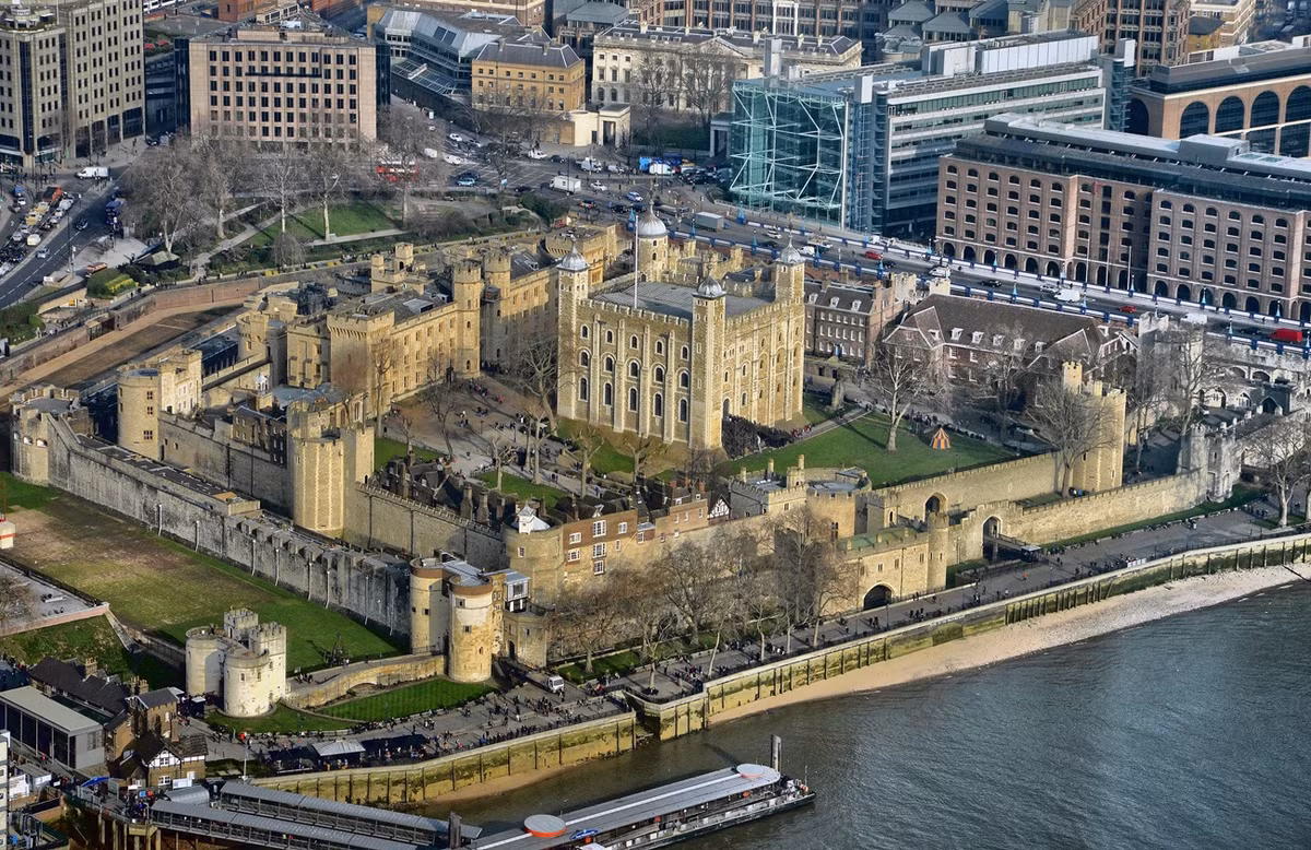 Tháp London, một pháo đài kiên cố bên bờ sông Thames, nổi tiếng là một trong những nơi ma ám nhất ở nước Anh. Ảnh: @Wikipedia.