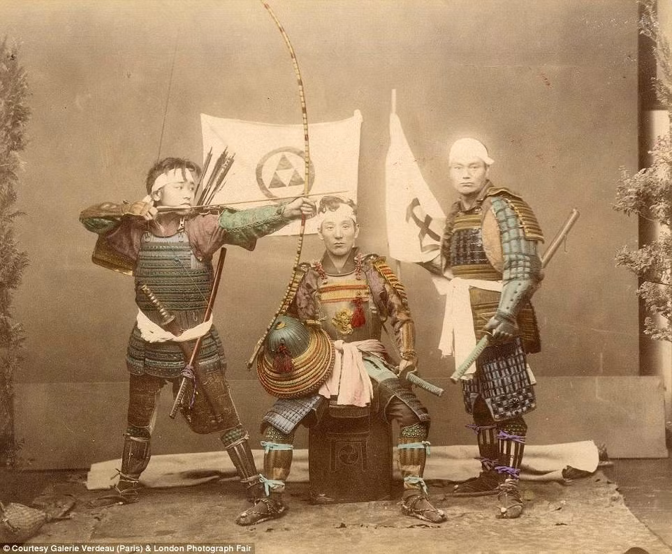 Nhiếp ảnh gia người Ý Felice Beato ( 1834 -1909) là nhiếp ảnh gia đầu tiên đã chụp những bức ảnh về cuộc sống và con người ở các nước Đông Á. 150 năm trước, ông đã đặt chân đến Nhật Bản và chụp những bức ảnh tuyệt đẹp về đất nước và con người nơi đây. Trong ảnh là những võ sỹ Samurai oai vệ được nhiếp ảnh gia này chụp lại. Ảnh: 163.com. 