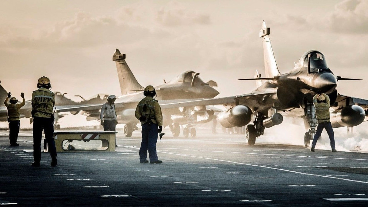 Tuy nhiên, mức giá ngất ngưởng của thỏa thuận này, khoảng 288 triệu đô la cho mỗi chiếc Rafale - đã làm dấy lên cuộc tranh luận về tính hiệu quả về mặt chi phí, khi đầu tư vào nền tảng máy bay thế hệ thứ tư, khi các lựa chọn thay thế máy bay thế hệ thứ năm như F-35C do Mỹ sản xuất với chi phí tương đương hoặc thấp hơn. Ảnh: @Quwa.