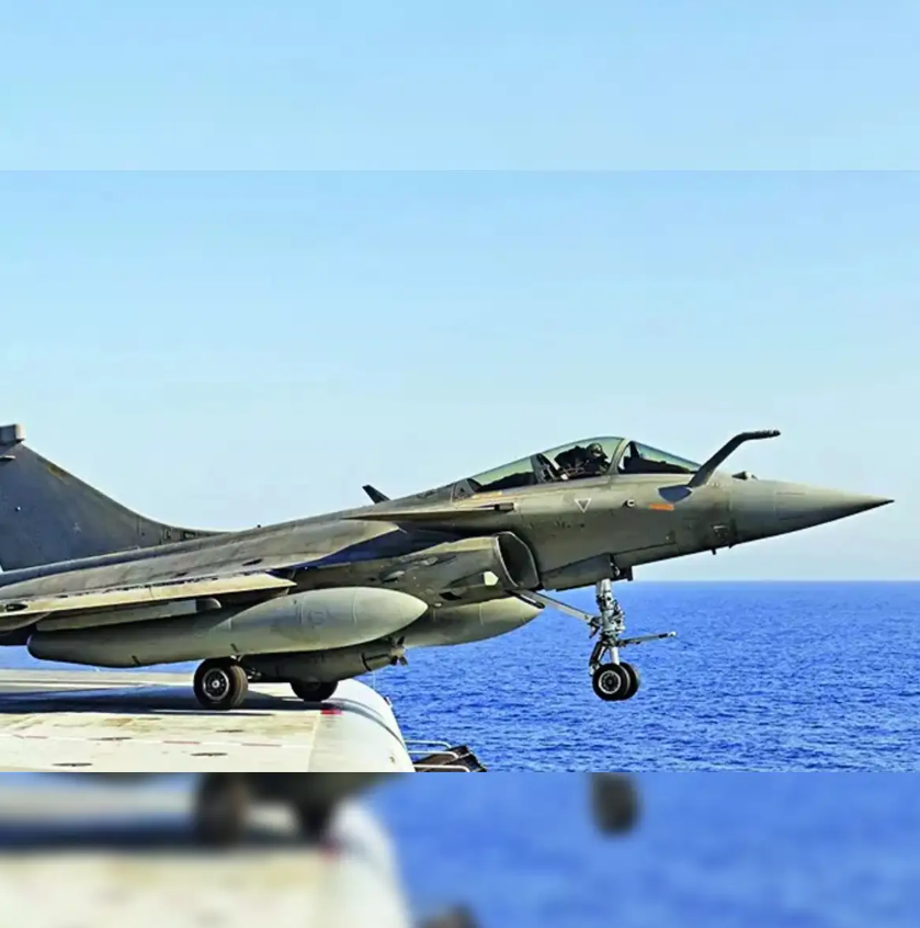 Rafale M là máy bay chiến đấu đa năng thế hệ 4.5 mạnh mẽ, có khả năng chiếm ưu thế trên không, tấn công chính xác, nhiệm vụ chống tàu và trinh sát. Ảnh: @The Economic Times.