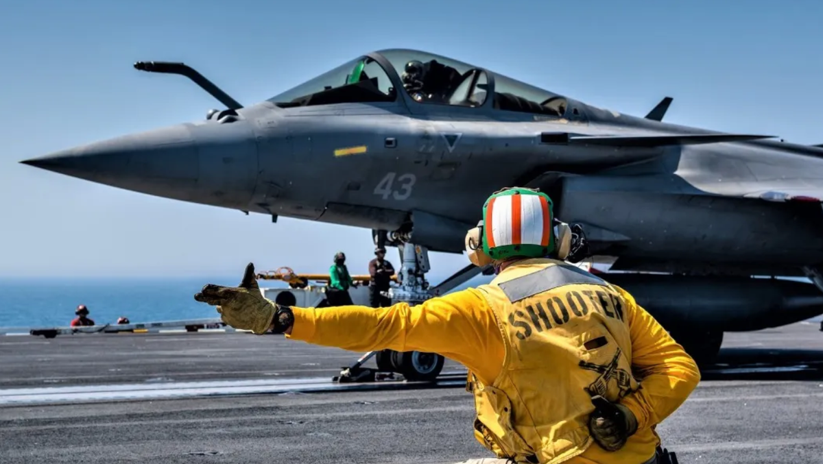 Theo Bộ Quốc phòng Ấn Độ, việc giao hàng dự kiến sẽ bắt đầu vào giữa năm 2028, với toàn bộ đơn hàng sẽ hoàn thành vào năm 2030. Thỏa thuận này diễn ra sau hợp đồng 36 máy bay phản lực Rafale cho Không quân Ấn Độ năm 2016 có trị giá gần 8 tỷ đô la, nhấn mạnh sự phụ thuộc ngày càng sâu sắc của Ấn Độ vào phần cứng quân sự của Pháp. Ảnh: @EurAsian Times.