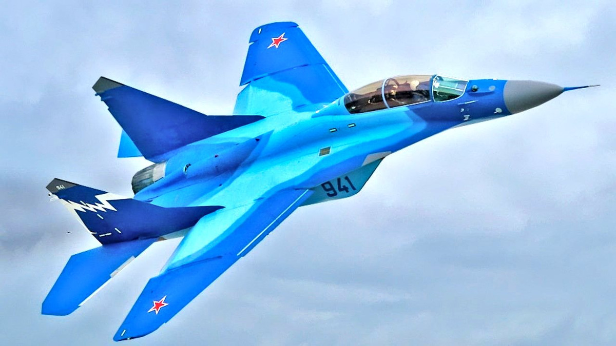 Bởi Hải quân Ấn Độ hiện đang vận hành một đội bay gồm 40 máy bay phản lực MiG-29K do Nga sản xuất, được đưa vào sử dụng từ năm 2009 đến năm 2014 với chi phí 2 tỷ đô la. Những máy bay này, được triển khai trên tàu sân bay INS Vikrant và INS Vikramaditya, đã gặp phải tình trạng bảo dưỡng kém, sự cố kỹ thuật và gián đoạn chuỗi cung ứng do cuộc chiến đang diễn ra của Nga tại Ukraine. Ảnh: @The National Interest.