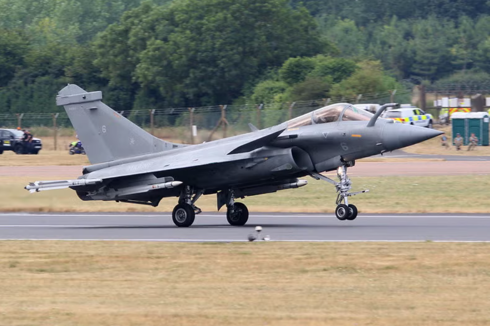 Bộ phận hạ cánh được gia cố, cánh gấp và móc đuôi cho phép hoạt động trên các tàu sân bay trang bị Hệ thống cất cánh đường băng ngắn có móc hãm đà (STOBAR) như tàu sân bay INS Vikrant. Ảnh: @Swarajya.