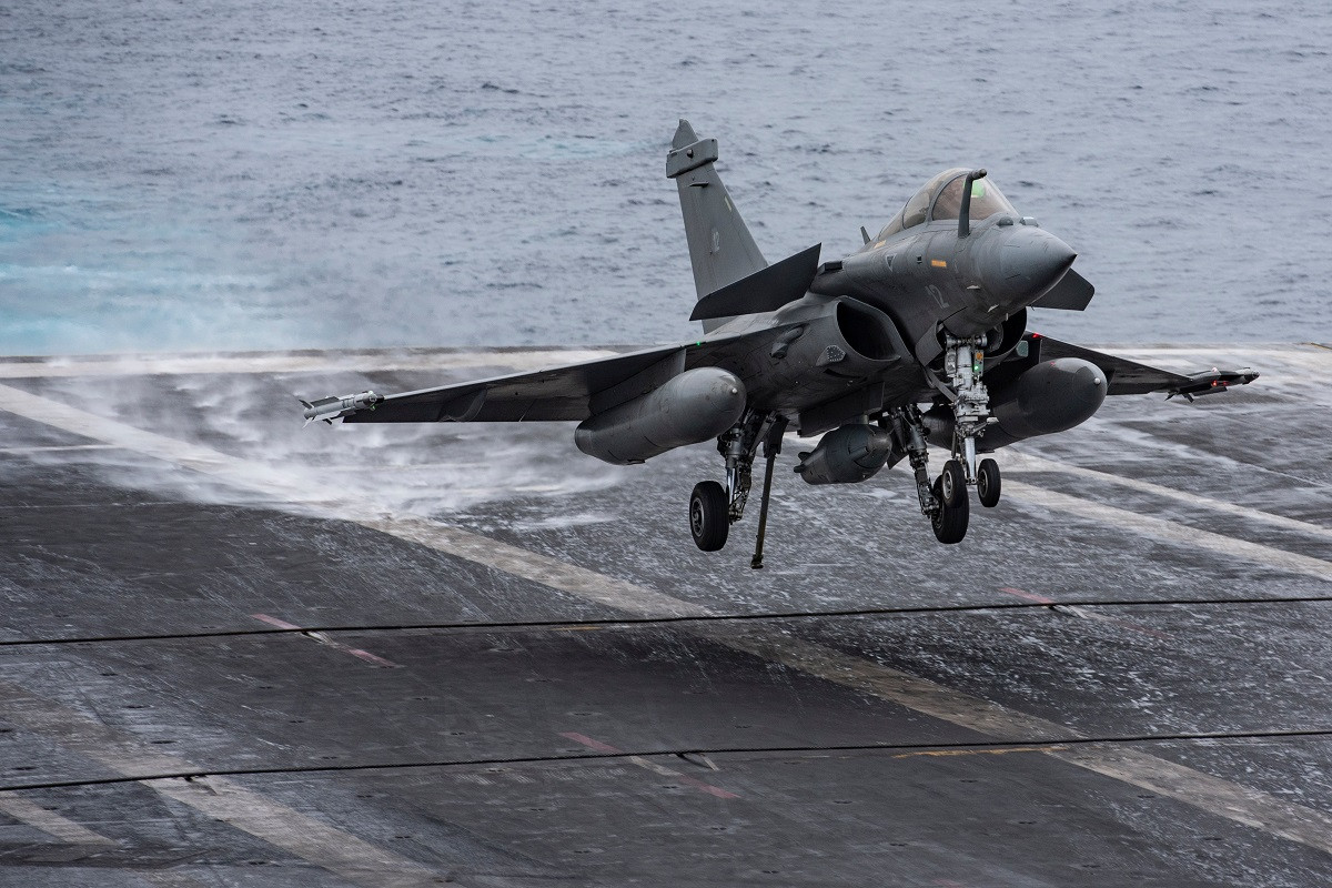 Chi phí cao của Rafale M không chỉ bao gồm giá trị riêng của máy bay, mà còn đi kèm gói toàn diện bao gồm vũ khí, phụ tùng, đào tạo và cơ sở hạ tầng. Ảnh: @Naval News.