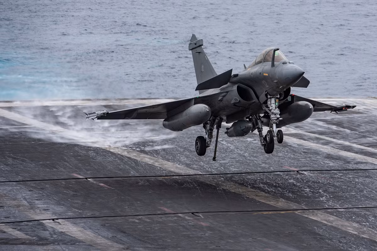 Chi phí cao của Rafale M không chỉ bao gồm giá trị riêng của máy bay, mà còn đi kèm gói toàn diện bao gồm vũ khí, phụ tùng, đào tạo và cơ sở hạ tầng. Ảnh: @Naval News.