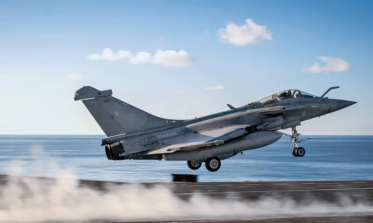 Được biết, Rafale M, một biến thể hải quân của máy bay chiến đấu Rafale do Dassault Aviation của Pháp phát triển, được thiết kế dành riêng cho các hoạt động trên tàu sân bay. Ảnh: @Military Review. 