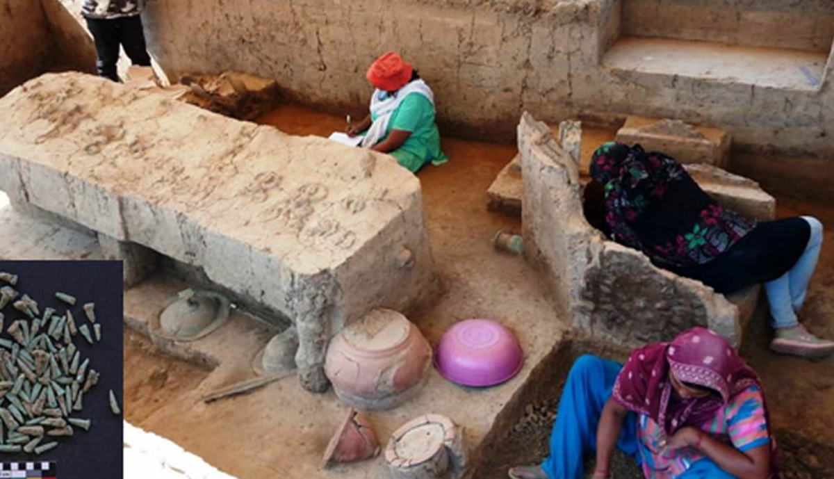 Ngôi mộ này chứa một chiếc mũ sắt bằng đồng, gậy trang trí, một chiếc roi trang trí và những hạt cườm làm bằng vàng và đá steatite. Ảnh: @Archaeological Survey of India.